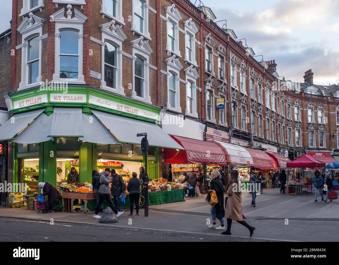 LONDRES - vue sur Electric Avenue, une célèbre rue haute à Brixton, sud-ouest de Londres avec un marché extérieur quotidien vendant des aliments du monde. Banque D'Images
