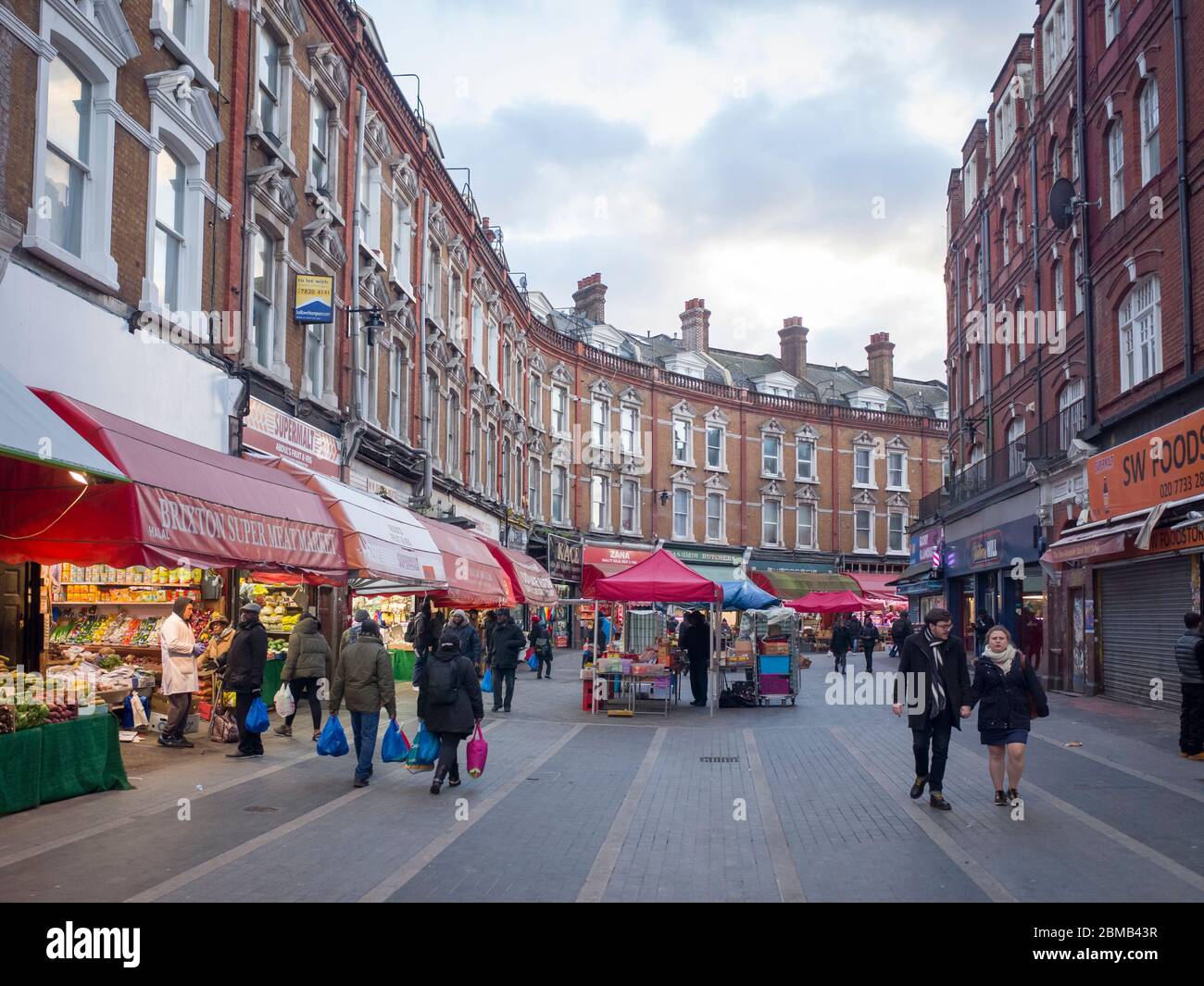 LONDRES - vue sur Electric Avenue, une célèbre rue haute à Brixton, sud-ouest de Londres avec un marché extérieur quotidien vendant des aliments du monde. Banque D'Images