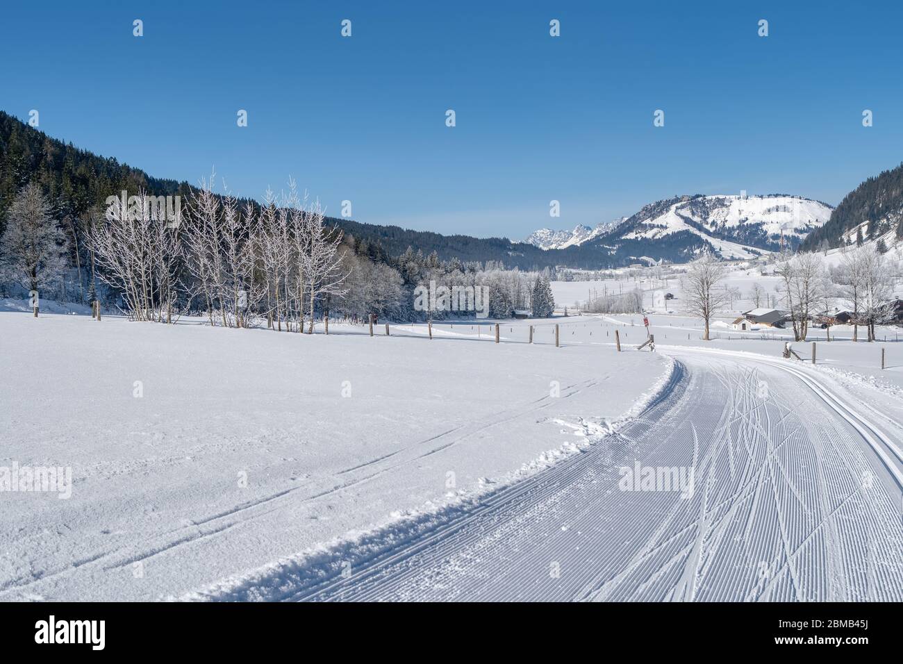 Paysage de montagne d'hiver avec pistes de ski bien entretenues. Leogang, Tyrol, Alpes, Autriche Banque D'Images