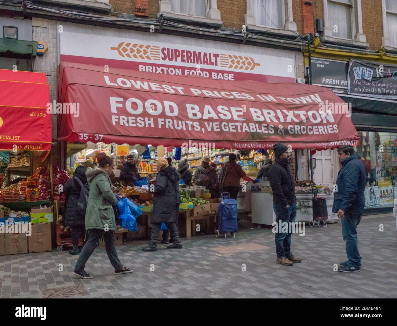 LONDRES - vue sur Electric Avenue, une célèbre rue haute à Brixton, sud-ouest de Londres avec un marché extérieur quotidien vendant des aliments du monde. Banque D'Images