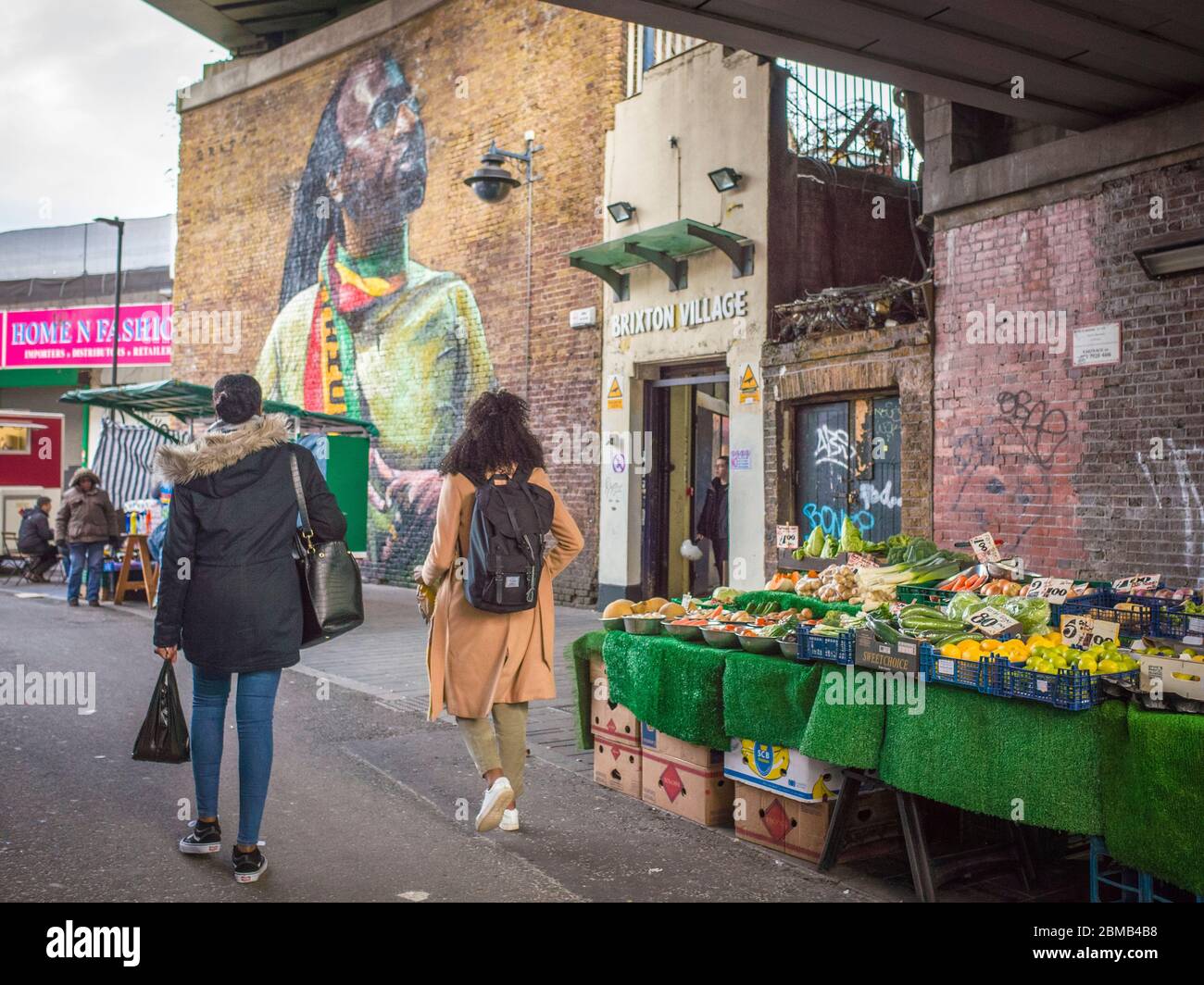 LONDRES - vue sur Electric Avenue, une célèbre rue haute à Brixton, sud-ouest de Londres avec un marché extérieur quotidien vendant des aliments du monde. Banque D'Images