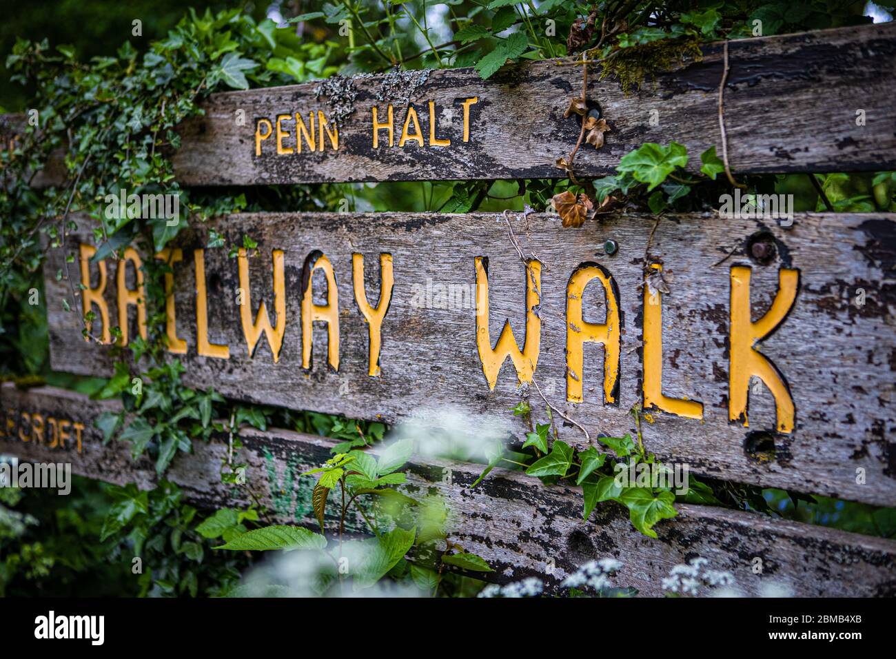 Un ancien panneau en bois le long de la Wombourne Railway Walk, West Midlands, Royaume-Uni Banque D'Images