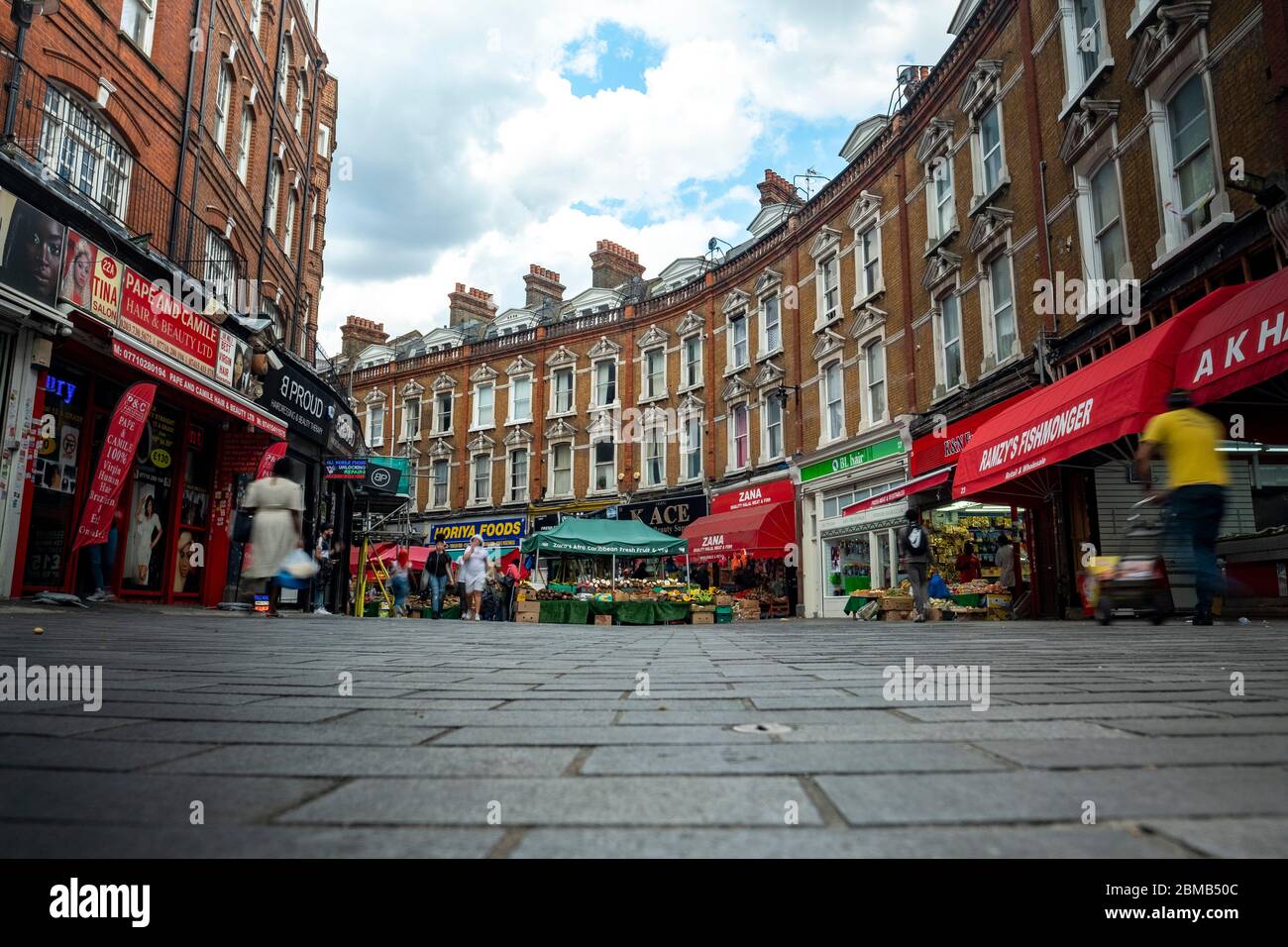 LONDRES - vue sur Electric Avenue, une célèbre rue haute à Brixton, sud-ouest de Londres avec un marché extérieur quotidien vendant des aliments du monde. Banque D'Images