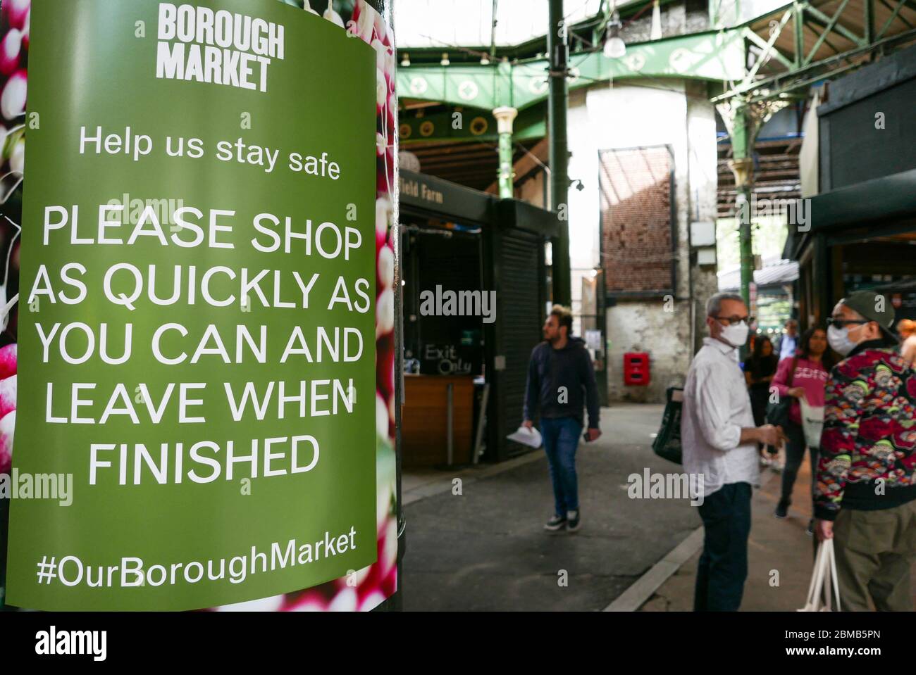 Londres, 2 mai 2020: Les gens magasinent à Borough Market, London Bridge, Londres. Shopping pendant les restrictions de virus Corona. Banque D'Images