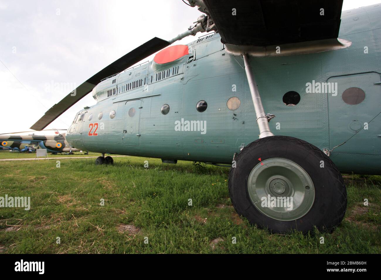 Vue extérieure d'un hélicoptère de grande hauteur Mil mi-6 « Hook » avec peinture militaire verte au musée de l'aviation d'État de Zhulyany en Ukraine Banque D'Images