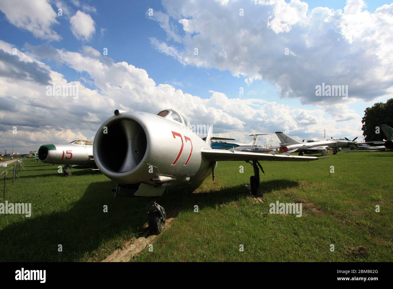 Vue de face d'un avion de chasse à haute sous-sol Mikoyan-Gurevich MIG-17 'Fresco' au Musée de l'aviation d'État de Zhulyany en Ukraine Banque D'Images