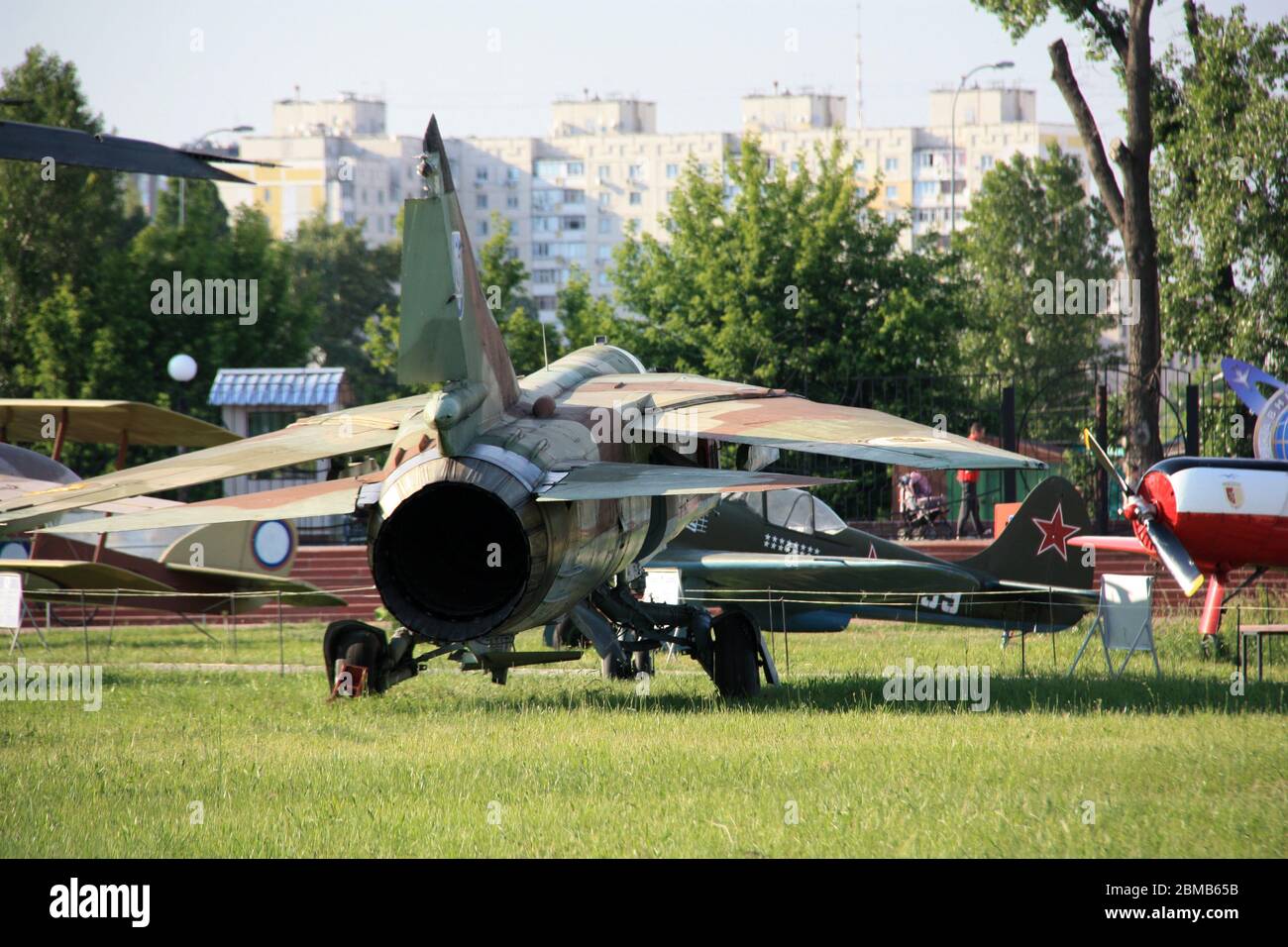 Vue arrière d'un avion de chasse à réaction Mikoyan-Gurevich MIG-23 de troisième génération au musée de l'aviation d'État de Zhulyany en Ukraine Banque D'Images