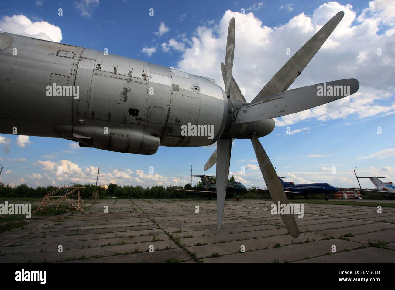 Vue d'un turbopropulseur Kuznetsov NK-12 avec hélices à rotation contra montées sur un Tupolev Tu-142 'Bear', Musée de l'aviation d'État de Zhulyany Ukraine Banque D'Images