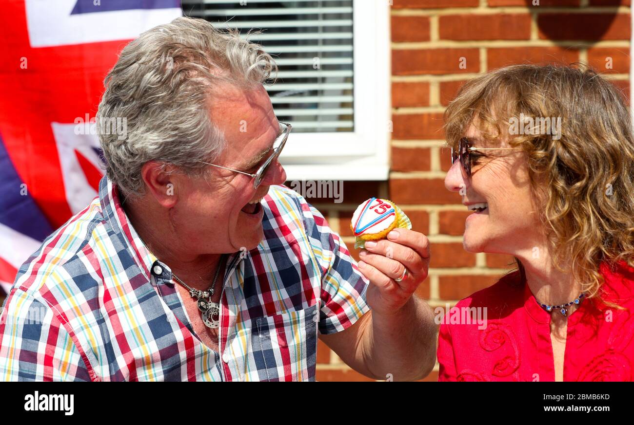 Londres Royaume Uni 8 Mai Tony Jane Ulatowski Avec Leurs Gateaux 75 D Origine Polonaise Immigree Les Familles Et Les Amis Ont Des Pique Niques Individuels A L Exterieur De Leur Maison A Whitton Londres Royaume Uni 8 Mai Tony Jane Ulatowski Avec Leurs Gateaux 75 D Origine Polonaise Immigree Les Familles Et Les Amis Ont Des Pique Niques Individuels A L Exterieur De Leur Maison A Whitton