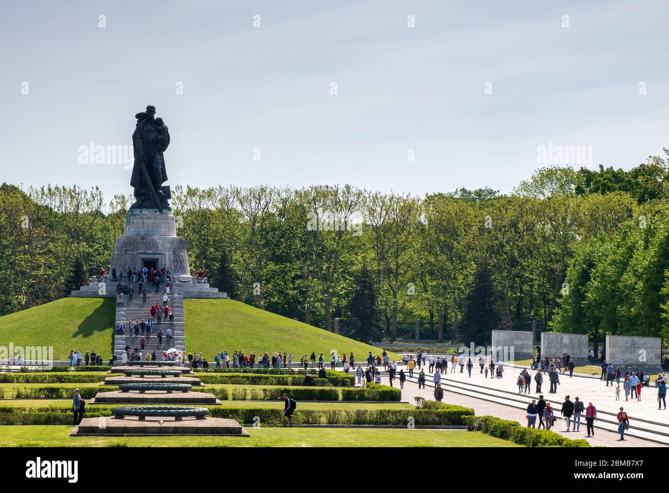 Berlin, Allemagne. 8 mai 2020. Les foules se rassemblent au mémorial de guerre soviétique dans le parc Treptower pour marquer le 75e anniversaire de la fin de la Seconde Guerre mondiale. Crédit : David Crossland/Alay Live News Banque D'Images