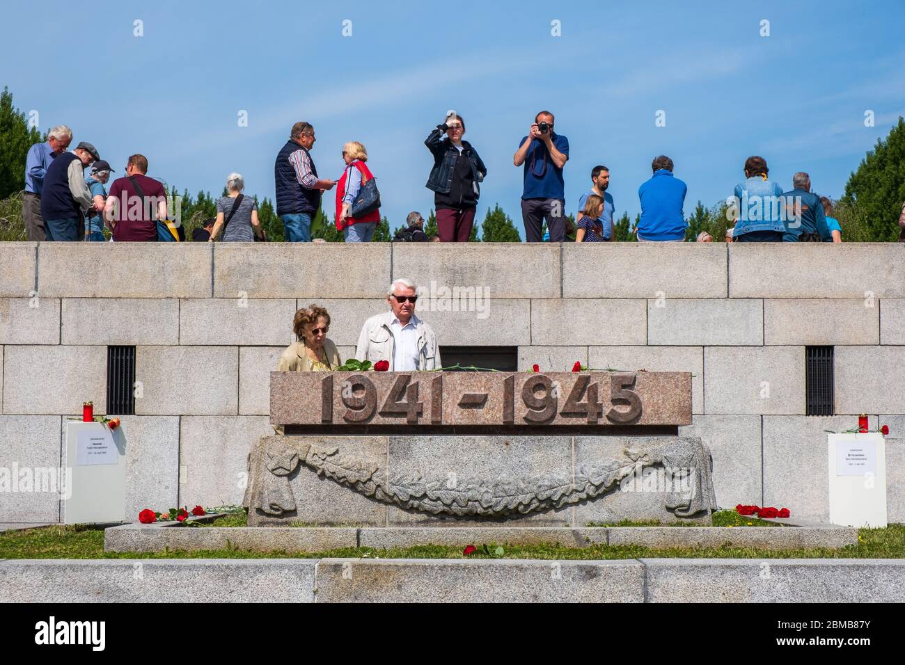 Berlin, Allemagne. 8 mai 2020. Les foules se rassemblent au mémorial de guerre soviétique dans le parc Treptower pour marquer le 75e anniversaire de la fin de la Seconde Guerre mondiale. Crédit : David Crossland/Alay Live News Banque D'Images