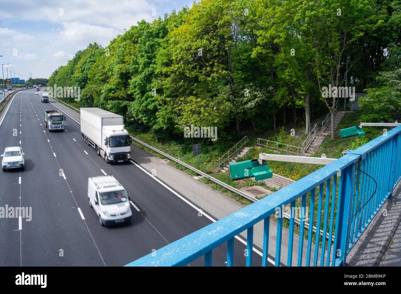 ANPR caméras sur le pont d'autoroute pointant sur la circulation autoroutes agence caméras vert logement surveillance de la circulation Royaume-Uni Angleterre route 16 M60 Banque D'Images