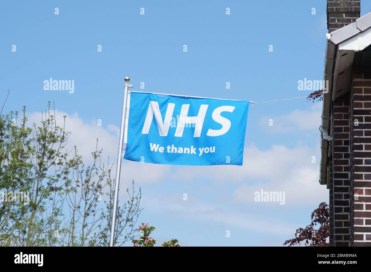 NHS nous vous remercions drapeau à côté de la maison - Angleterre Anglais Royaume-Uni Grande-Bretagne Royaume-Uni protéger notre principal travailleur NHS de première ligne Banque D'Images