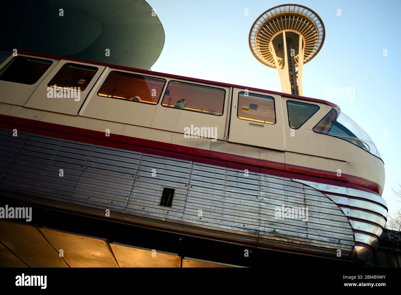 Seattle 2013, EMP, Experience Music Project un musée de musique et de scification conçu par l'archevêche Frank Ghery. Voici le détail de l'entrée monorail Banque D'Images