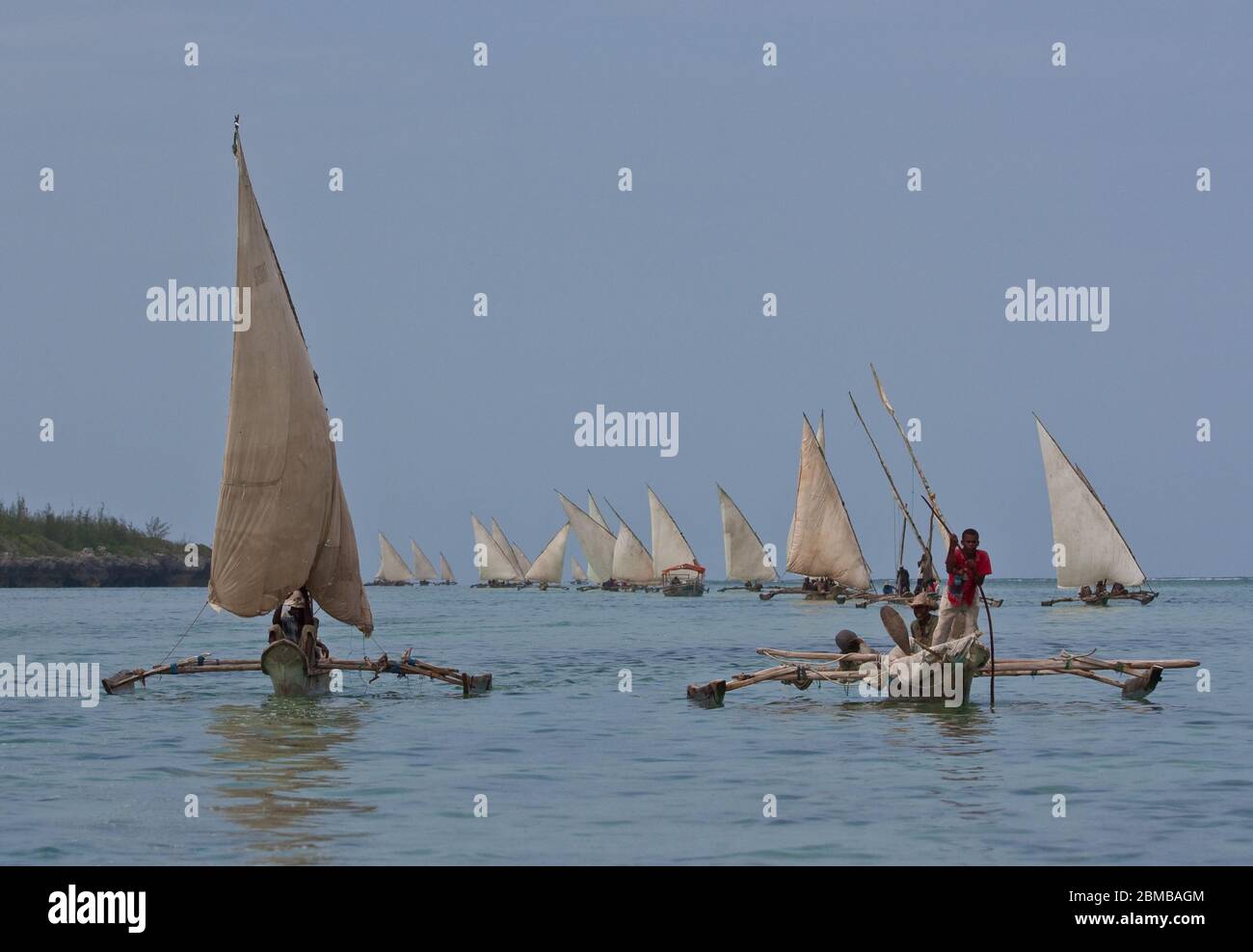 Zanzibar, Tanzanie : bateaux de pêche traditionnels en bois à l'outrigger avec voile ouverte de retour de l'océan Banque D'Images