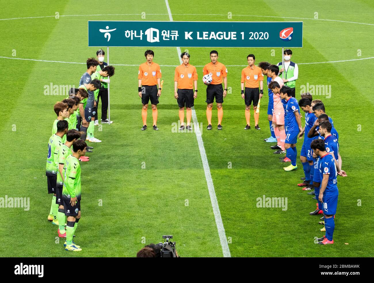 Jeonju, Corée du Sud. 8 mai 2020. Les joueurs de Jeonbuk Hyundai Motors et Suwon Samsung Bluewings se sont joints avant le premier match de la saison 2020 de la K League 1 en Corée du Sud, au stade de la coupe du monde de Jeonju à Jeonju, en Corée du Sud, le 8 mai 2020. La K League 1, la ligue de football sud-coréenne de premier rang, a commencé sa saison reportée vendredi avec le match entre Jeonbuk Hyundai Motors et Suwon Samsung Bluewings à Jeonju, en Corée du Sud. Crédit : Lee sang-ho/Xinhua/Alamy Live News Banque D'Images