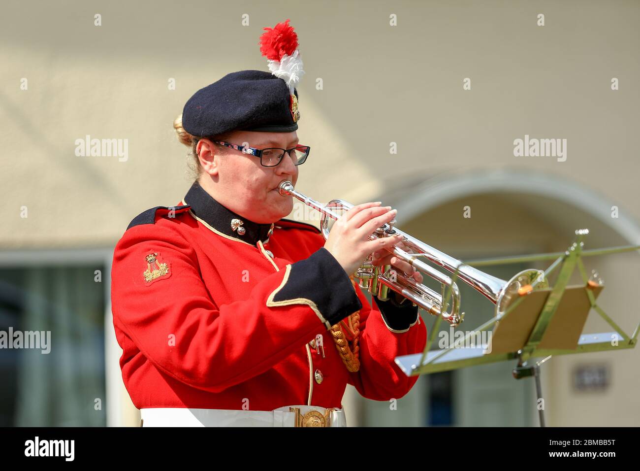 Dudley, Royaume-Uni. 8 mai 2020. Le trompettiste Sam Chater, 35 ans, de la bande du Royal Regiment of Fusiliers, Warwickshire, joue le dernier Post à l'extérieur de sa maison à Dudley, West Midlands, Royaume-Uni. Crédit : Peter Lophan/Alay Live News Banque D'Images