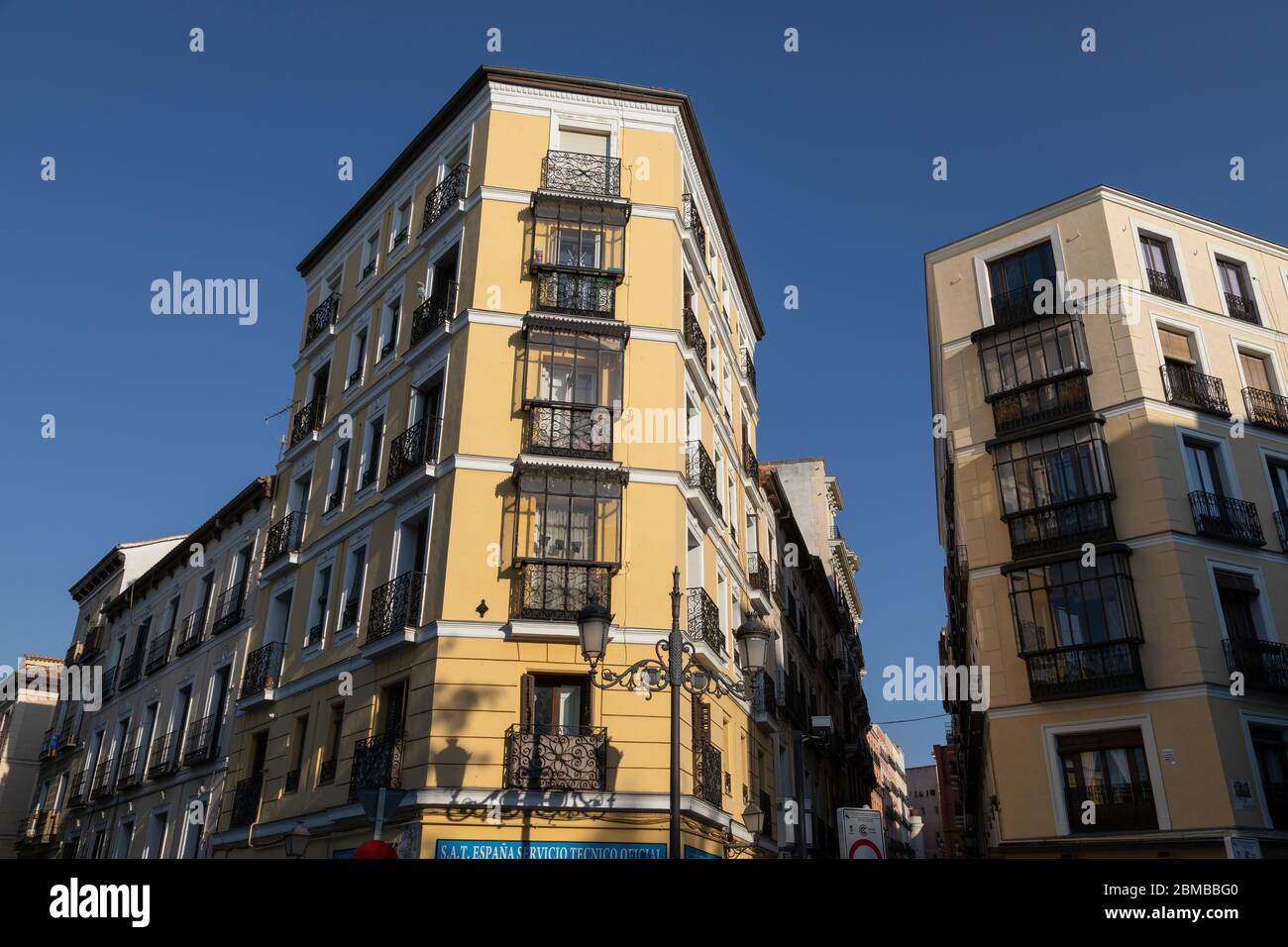 Façade des bâtiments sur la Calle de Bailén, Madrid, Espagne Banque D'Images