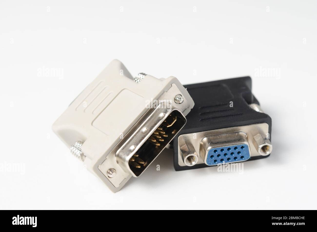 Gros plan des adaptateurs vga et dvi utilisés pour la connexion pc-moniteur sur fond blanc . Banque D'Images
