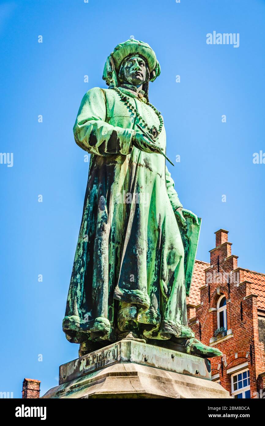 Bruges, Belgique : statue de Jan Van Eyck érigée en 1878 par le sculpteur local H. Pickery comme mémorial à l'exposant le plus connu de l'école d'art Banque D'Images
