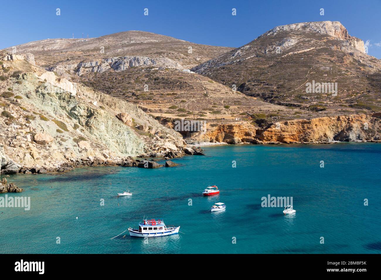 Vue sur le paysage des bateaux sur l'eau près de la côte à Livadaki Beach, Folegandros, Cyclades, Grèce Banque D'Images