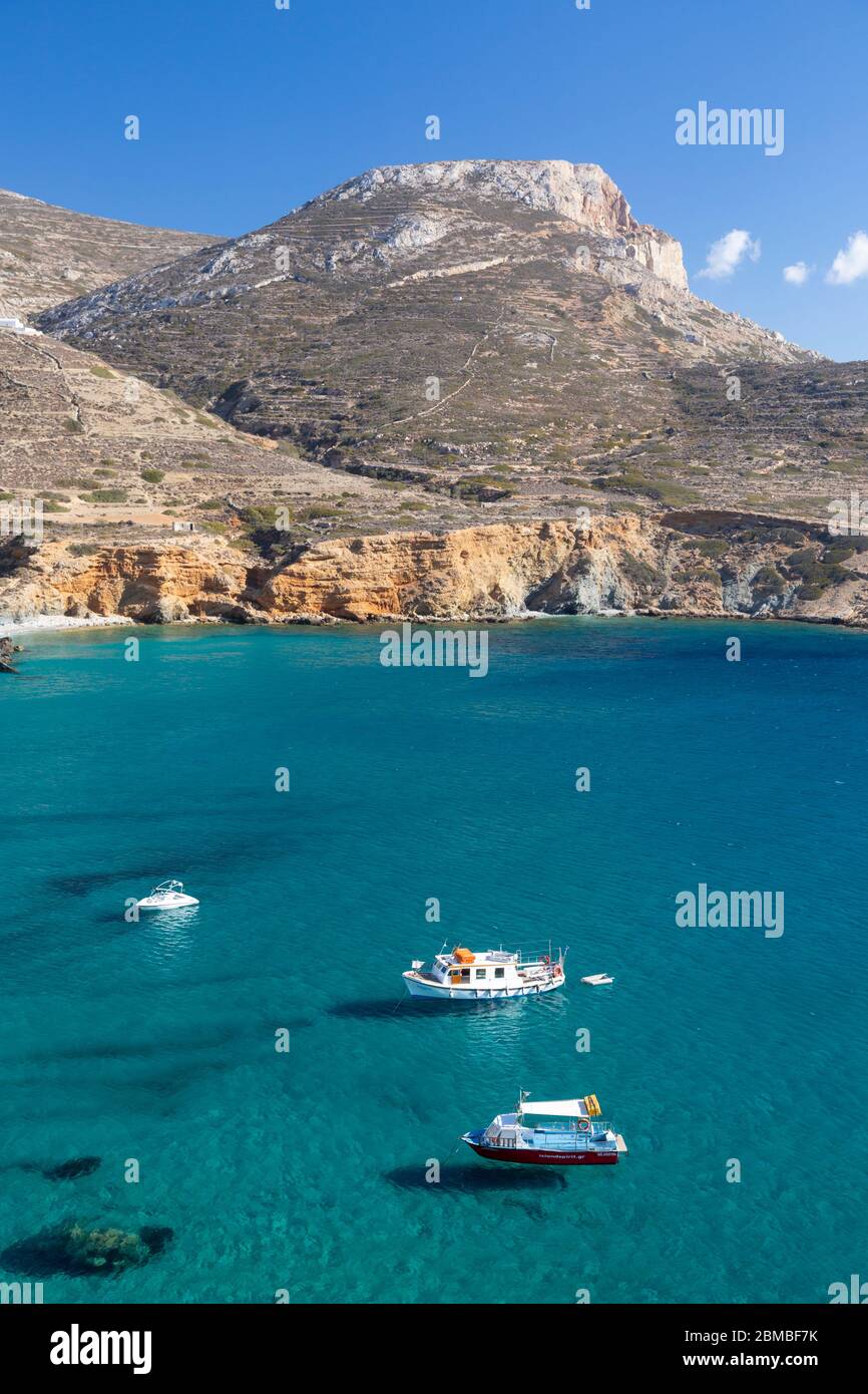 Vue sur le paysage des bateaux sur l'eau près de la côte à Livadaki Beach, Folegandros, Cyclades, Grèce Banque D'Images