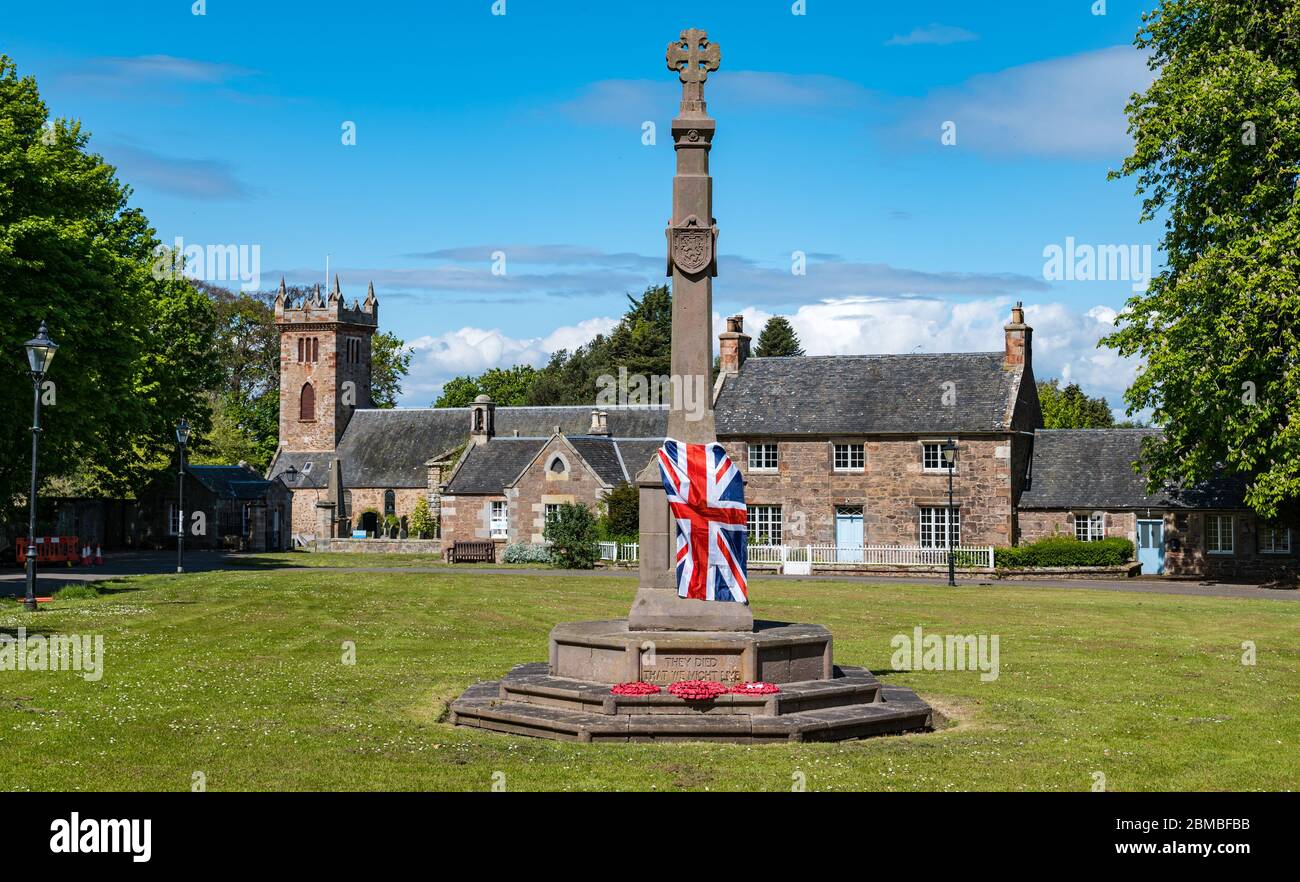 Village de Dirleton, East Lothian, Écosse, Royaume-Uni. 8 mai 2020. Fête de la VE : un drapeau de l'Union Jack a surpassé le mémorial de guerre dans le village vert lors de la 75e commémoration de la victoire en Europe Banque D'Images