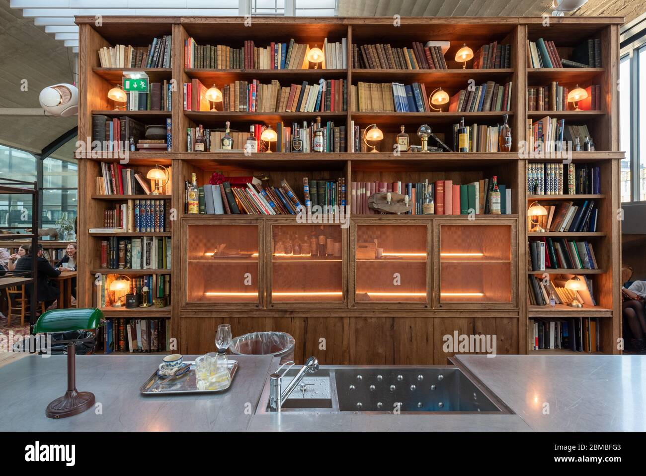 Paris, France - 15 avril 2019 : les gens à la Felicita Bar-Restaurant italien - concept de grand mama - avec bibliothèque en premier plan Banque D'Images