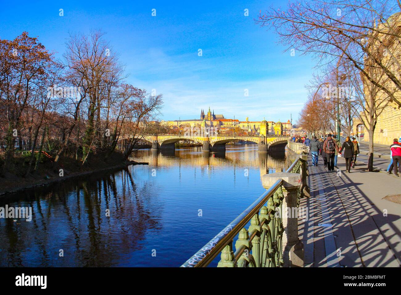 Promenez-vous le long des rives de la Vltava en direction du pont de la légion (tchèque : la plupart des légionnaires) et de la vieille ville de Prague, République tchèque. Banque D'Images