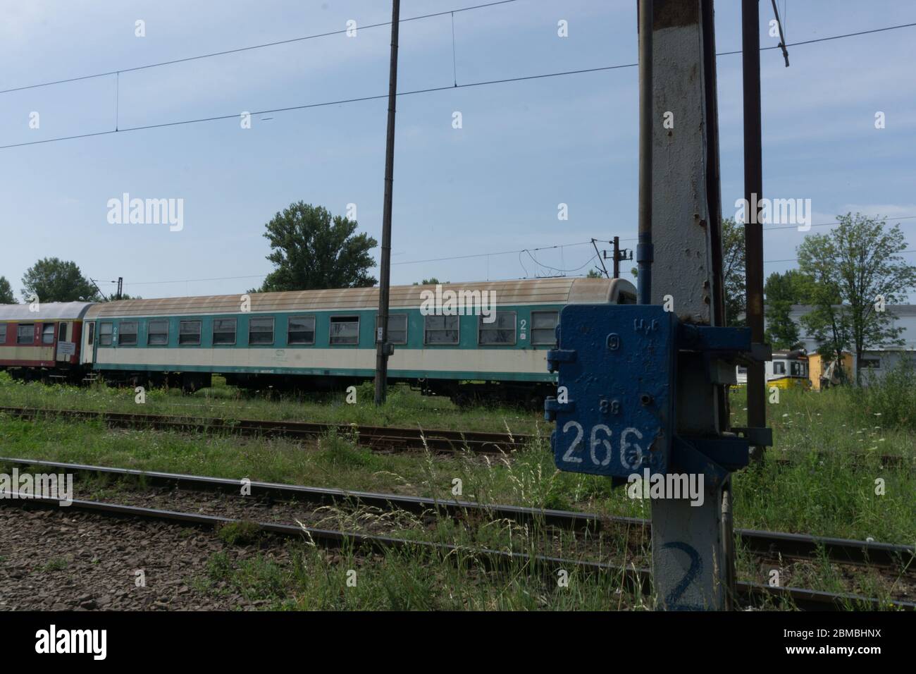 un dernier parc et des trains abandonnés sur le paysage vert Banque D'Images