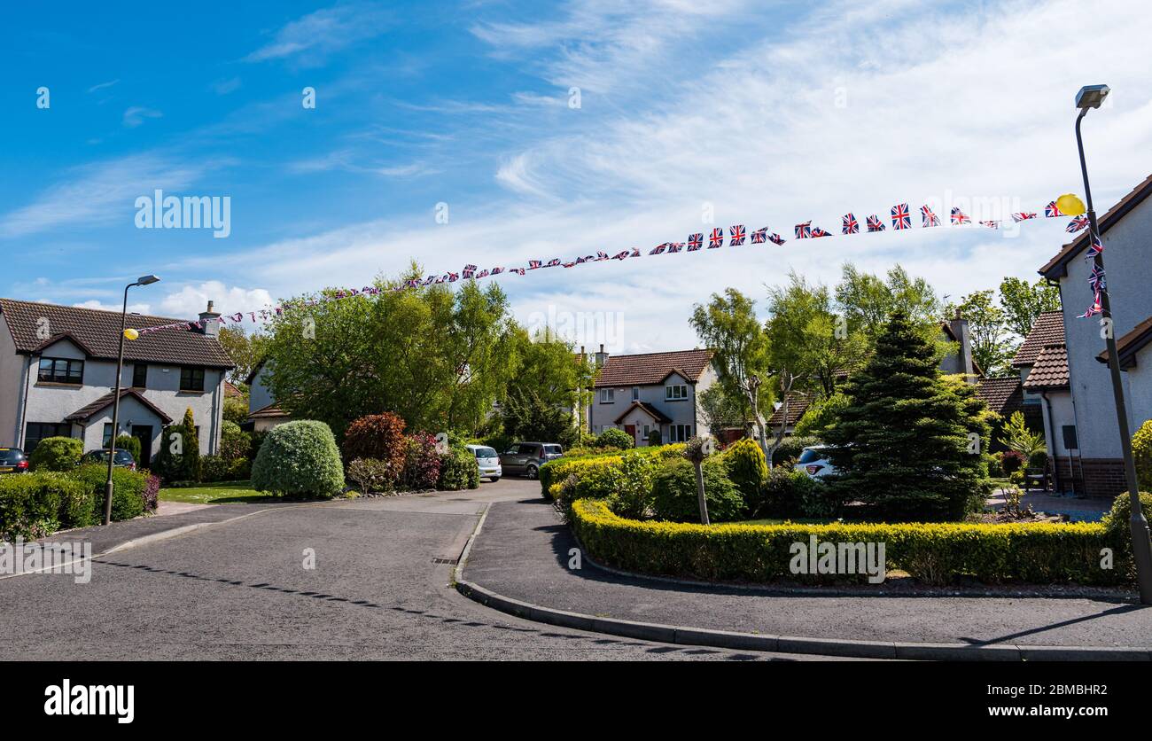 North Berwick, East Lothian, Écosse, Royaume-Uni. 8 mai 2020. VE Day Celebrations: Bunting accroché de l'autre côté de la route des lampadaires dans le parc Ben Sayers lors de la 75e commémoration de la victoire en Europe Day Banque D'Images