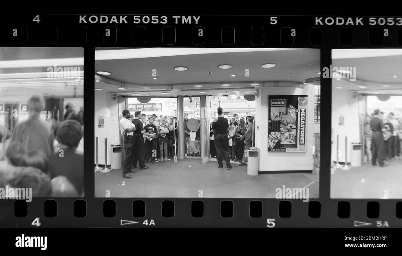 Signature du record oasis à la Virgin Megastore, Oxford Street, Londres avant la sortie de certainement peut-être. 29 août 1994 photographié par James Boardman. Banque D'Images