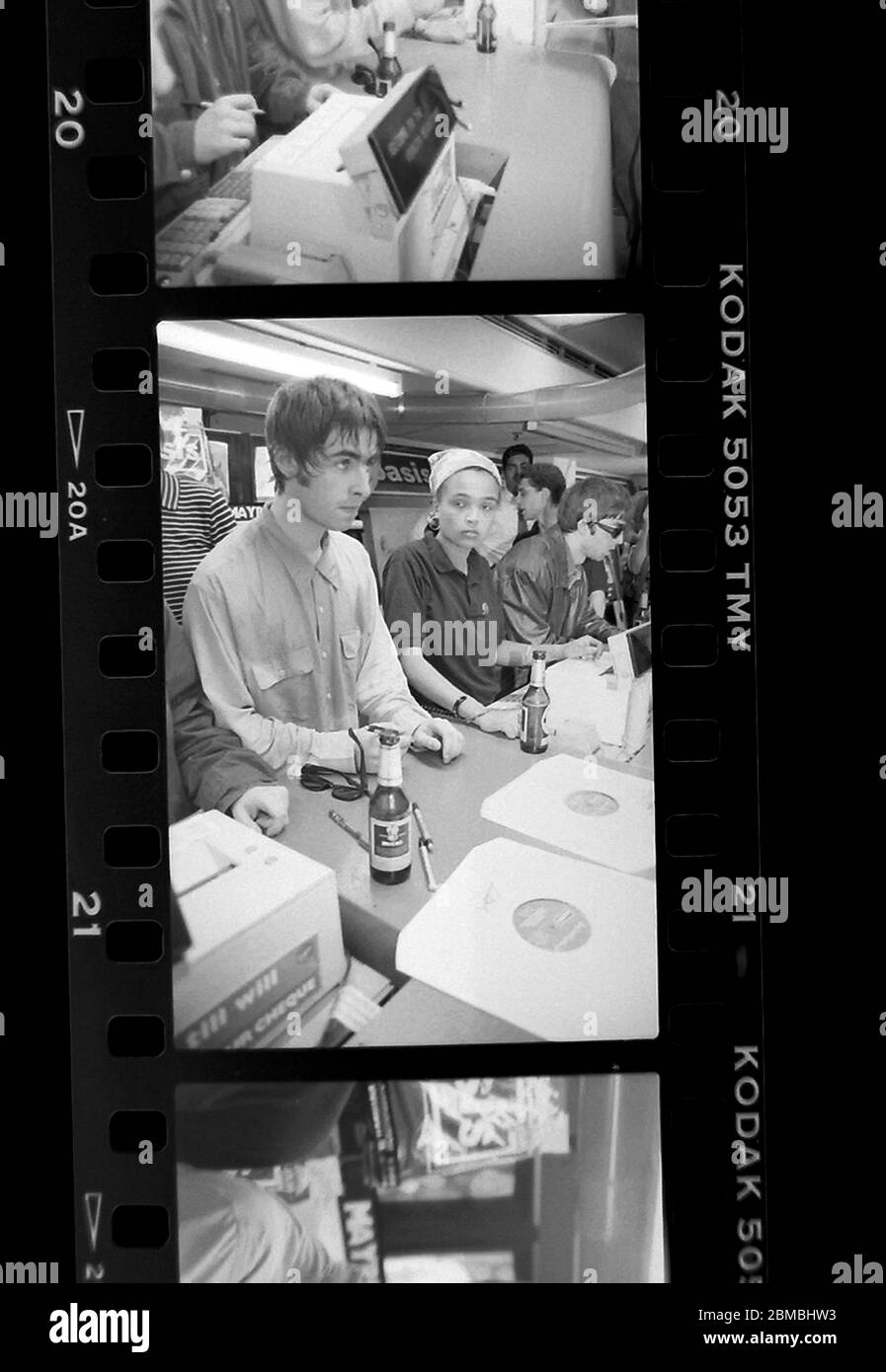 Signature du record oasis à la Virgin Megastore, Oxford Street, Londres avant la sortie de certainement peut-être. 29 août 1994 photographié par James Boardman. Banque D'Images
