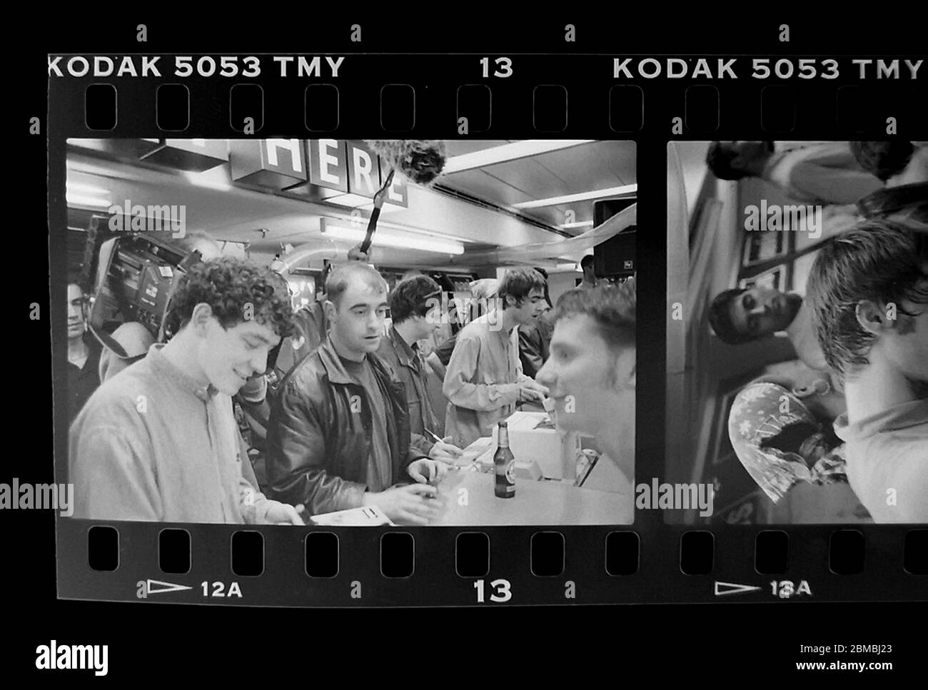 Signature du record oasis à la Virgin Megastore, Oxford Street, Londres avant la sortie de certainement peut-être. 29 août 1994 photographié par James Boardman. Banque D'Images