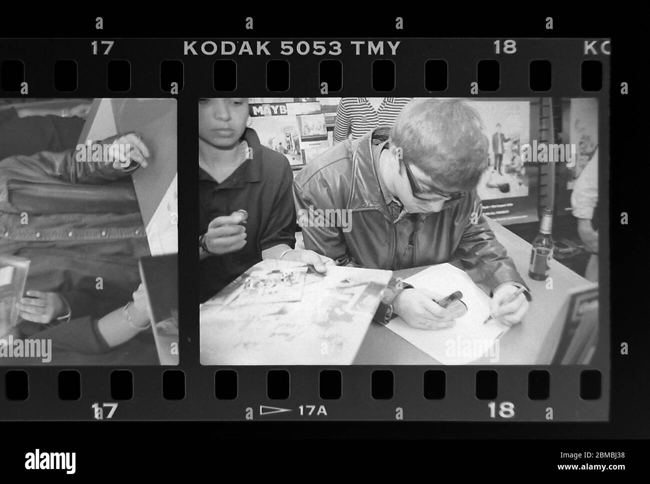 Signature du record oasis à la Virgin Megastore, Oxford Street, Londres avant la sortie de certainement peut-être. 29 août 1994 photographié par James Boardman. Banque D'Images