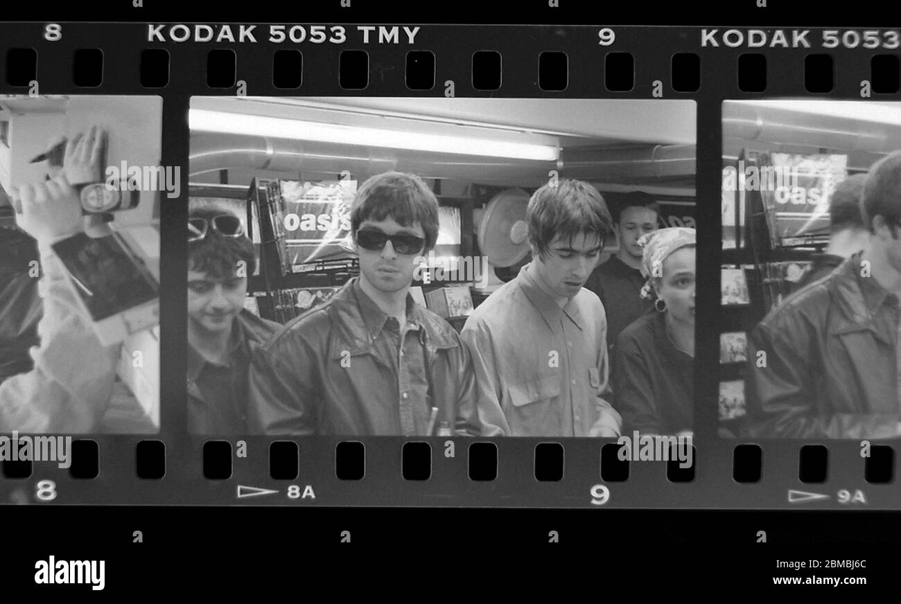 Signature du record oasis à la Virgin Megastore, Oxford Street, Londres avant la sortie de certainement peut-être. 29 août 1994 photographié par James Boardman. Banque D'Images