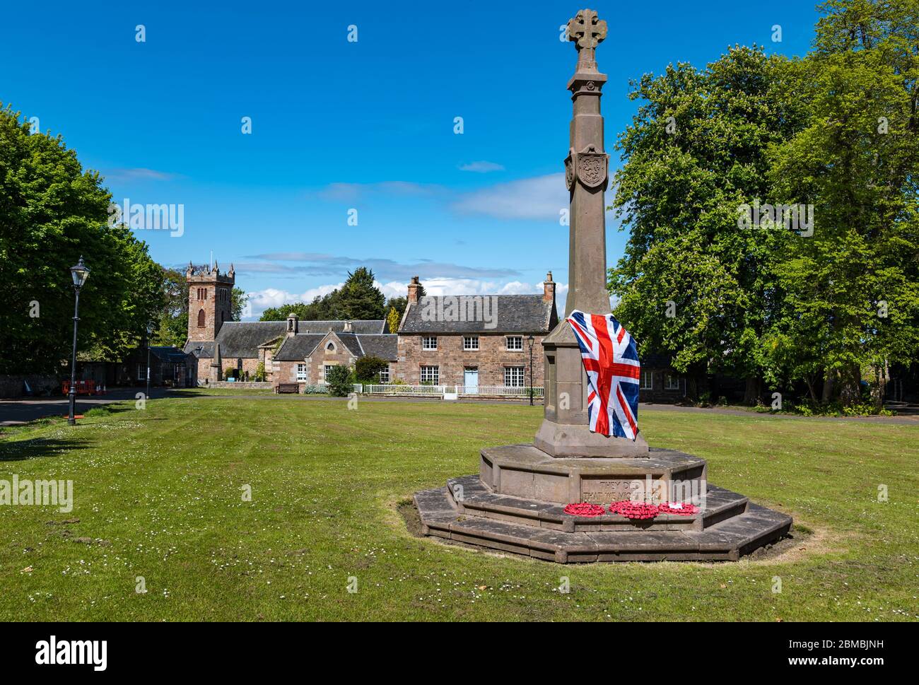 Village de Dirleton, East Lothian, Écosse, Royaume-Uni. 8 mai 2020. Fête de la VE : un drapeau de l'Union Jack a surpassé le mémorial de guerre dans le village vert lors de la 75e commémoration de la victoire en Europe Banque D'Images