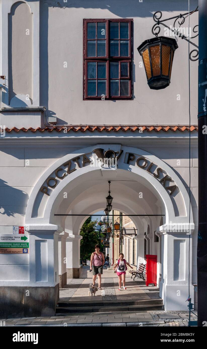 Arcades à la maison d'Olesnicki, avec poste au rez-de-chaussée, à Rynek ou place du marché à Sandomierz, région de Malopolska aka Lesse Pologne, Pologne Banque D'Images