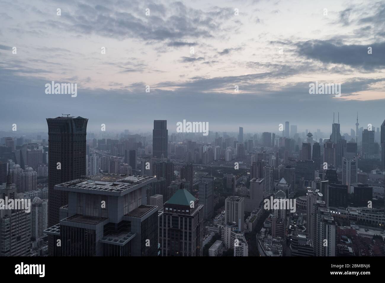 Vue aérienne du quartier des affaires et du paysage urbain à l'aube brumeuse, West Nanjing Road, Jing'an district, Shanghai Banque D'Images