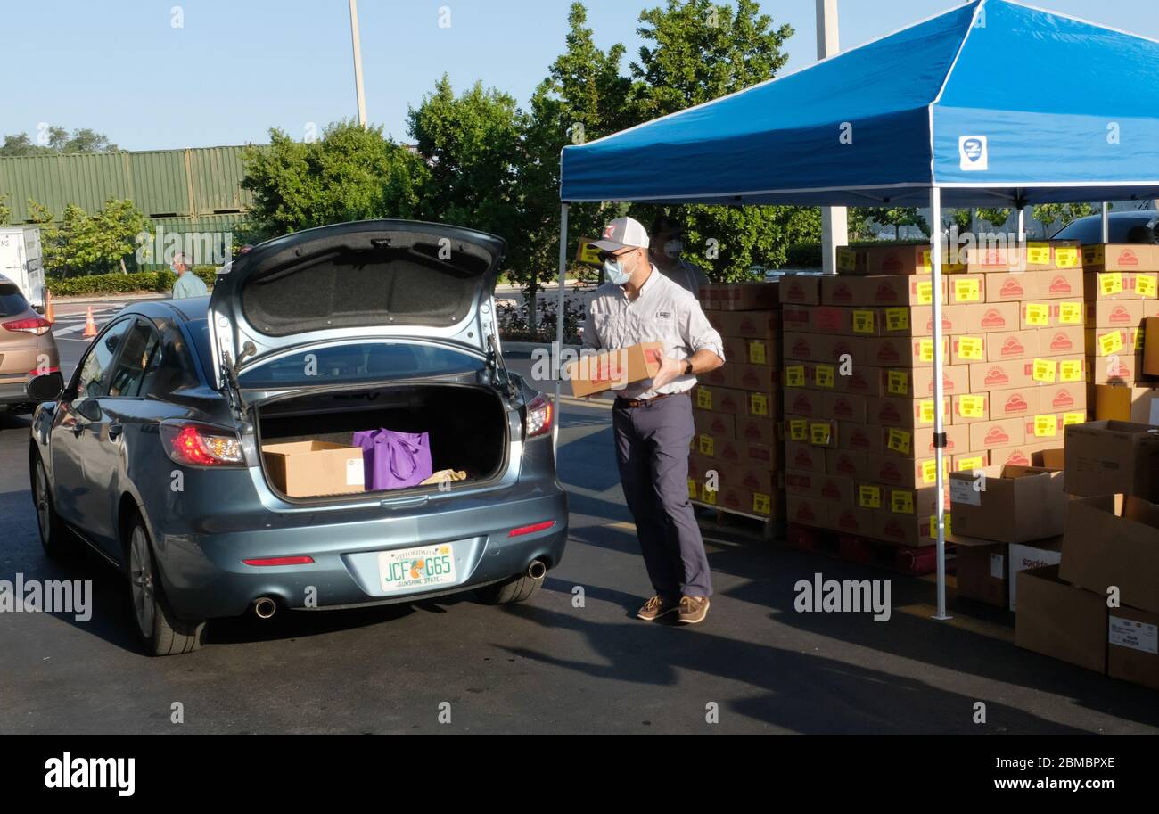 Hialeah Gardens, États-Unis. 08e mai 2020. Les véhicules sont destinés à une distribution de nourriture au drive-in parrainée par l'école intermédiaire et secondaire Master Academy Charter pour aider à nourrir les résidents des jardins Hialeah lors de la pandémie COVID-19 en Floride le vendredi 8 mai 2020. La distribution aux 500 premières voitures a commencé à 8 h et à 8 h 30, près de 240 voitures avaient été entretenues. Photo de Gary I Rothstein/UPI crédit: UPI/Alay Live News Banque D'Images