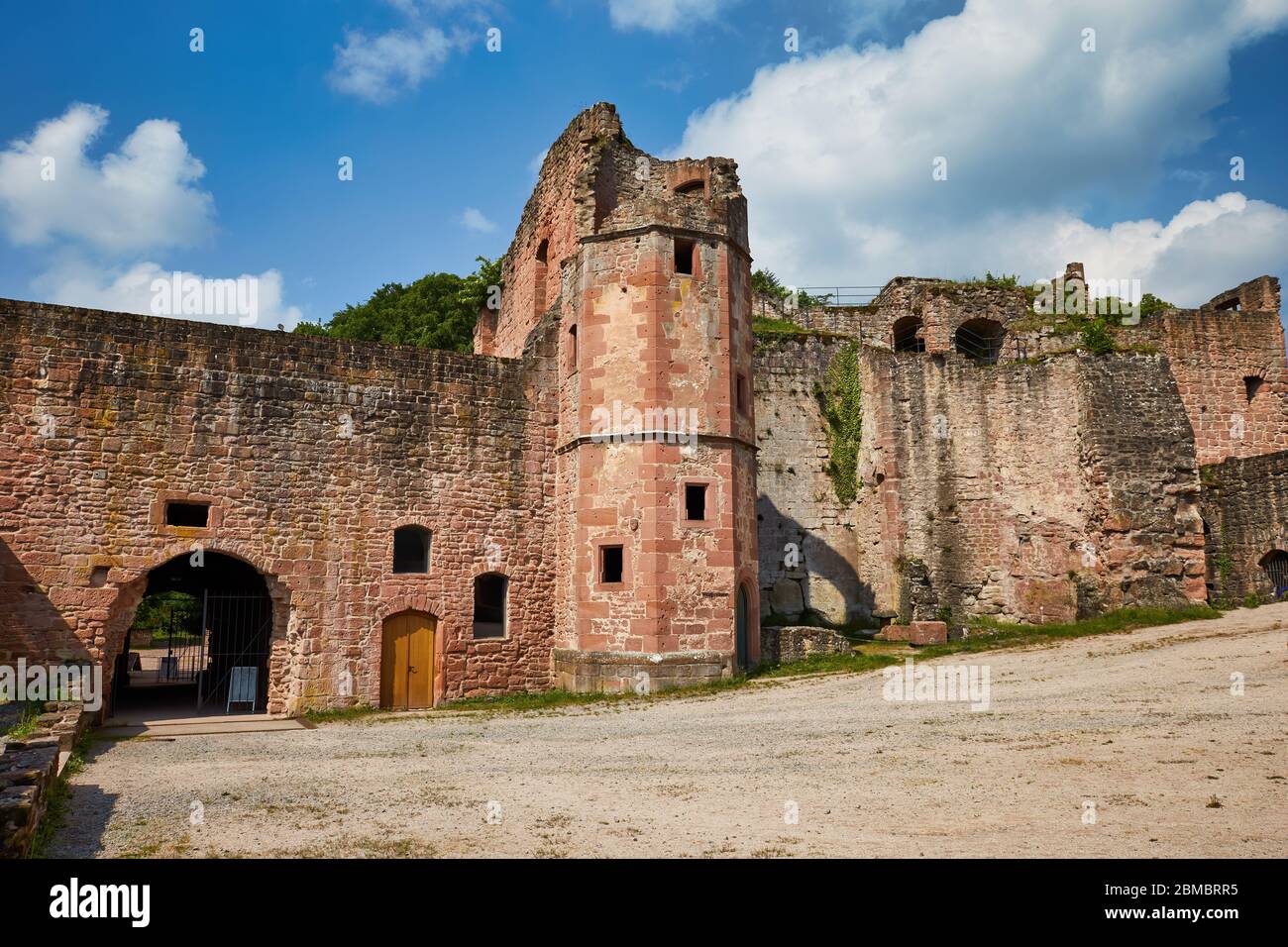 Cour du château ruines Hardenburg, medival sous ciel bleu, Allemagne Banque D'Images