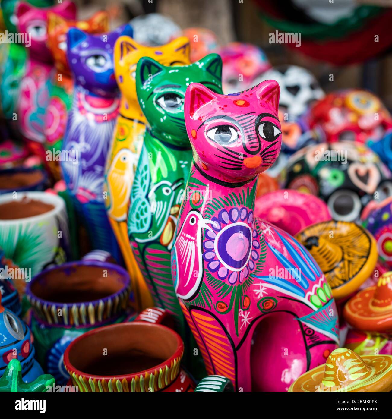 Chats en céramique peints à la main dans le marché de Tlaquepaque, Jalisco, Mexique. Banque D'Images