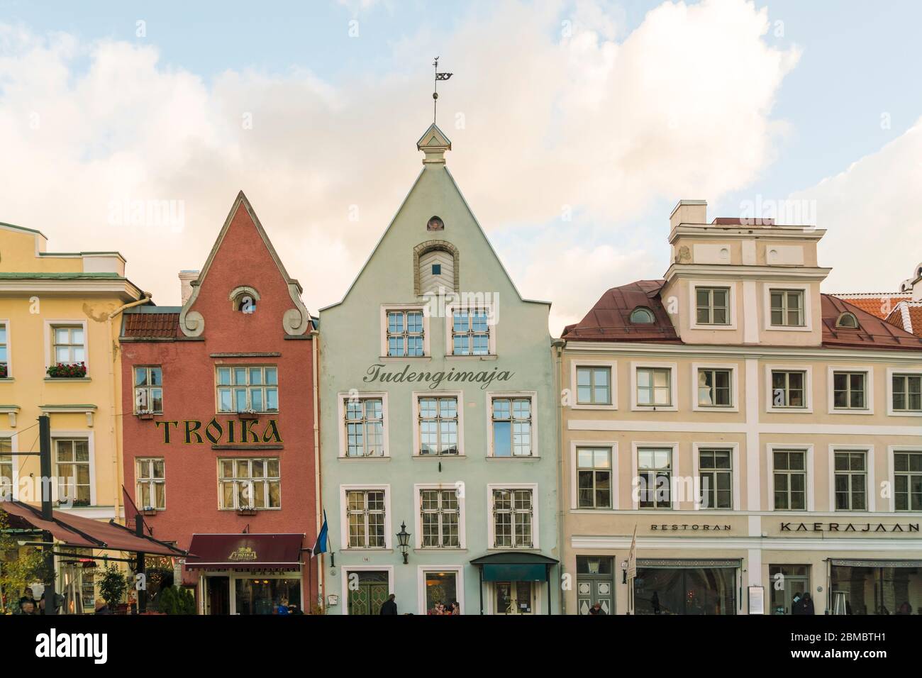 Bâtiments colorés sur la place historique de l'hôtel de ville Tallinn, Raekoja plats Banque D'Images