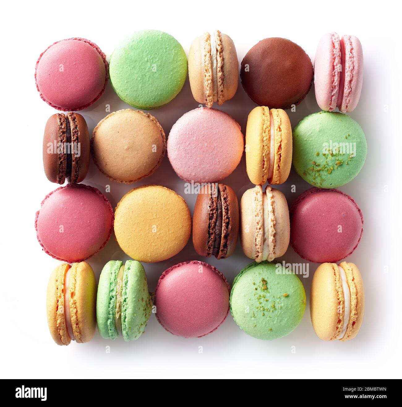 Macarons français colorés isolés sur fond blanc. Vue de dessus. Couleurs pastel Banque D'Images