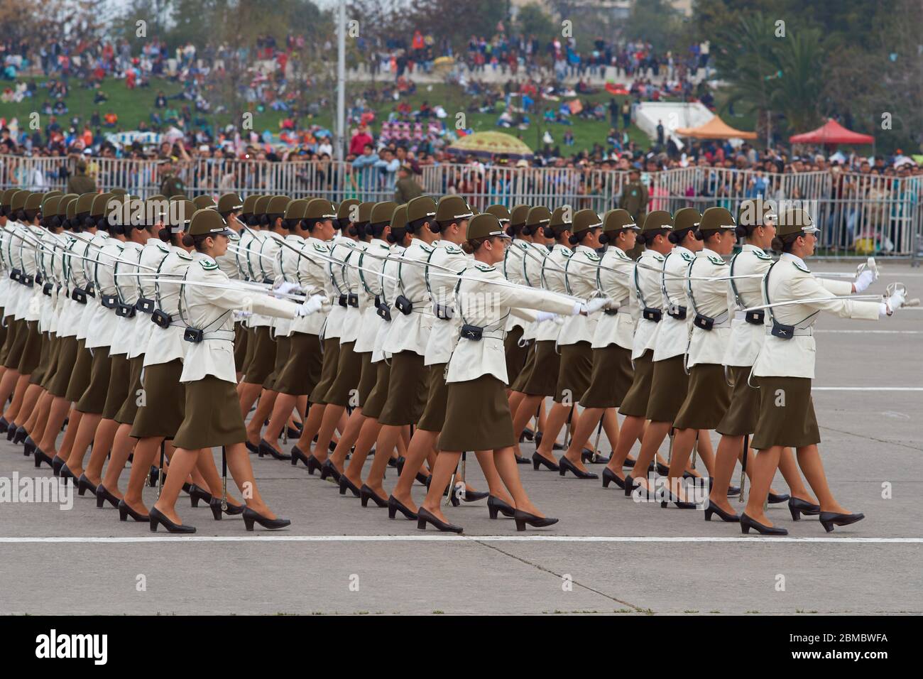 Mars passé par le Carabinero au défilé militaire annuel dans le cadre des commémorations Fiestas Patrias à Santiago, Chili. Banque D'Images