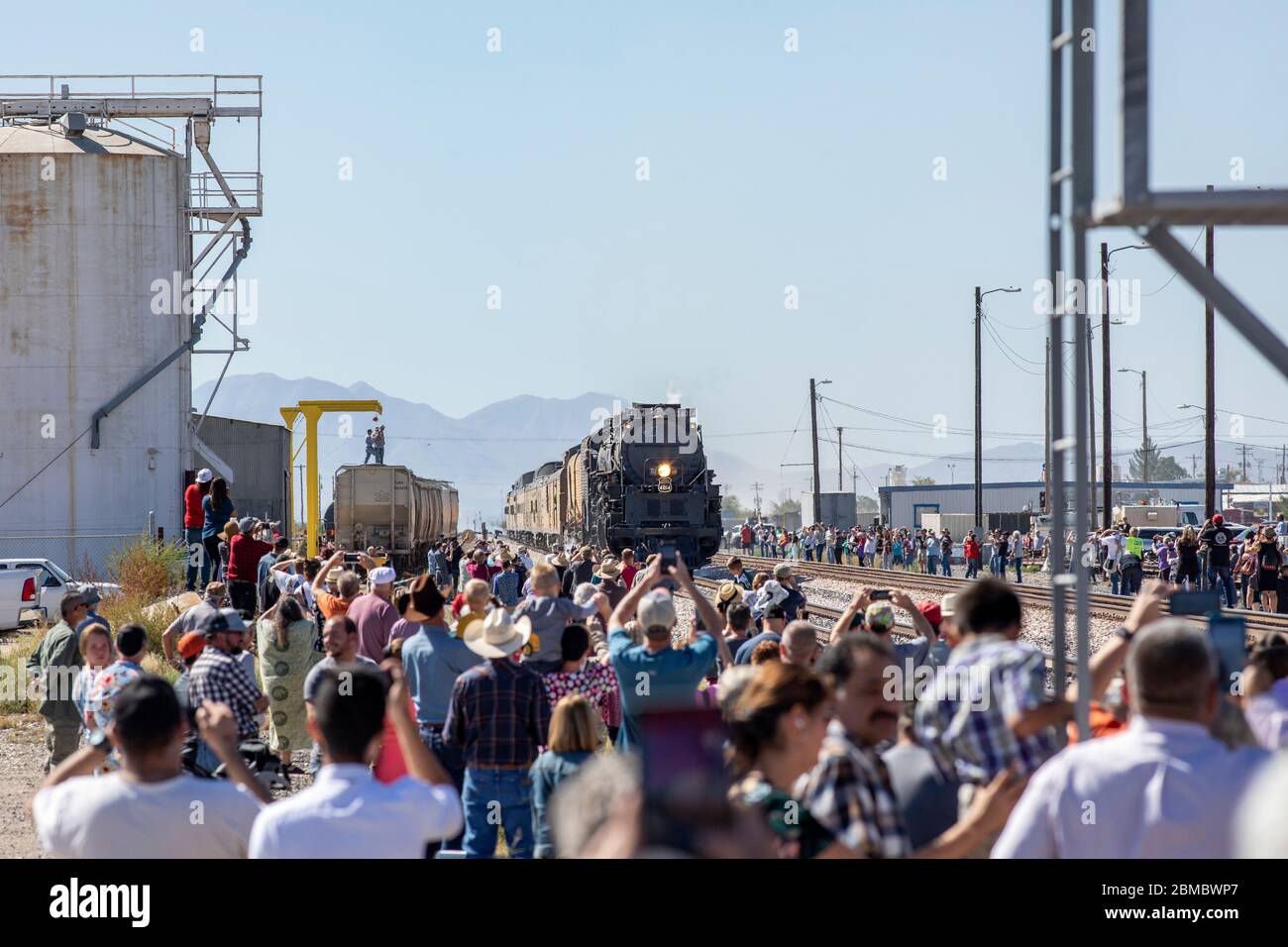 Une foule de spectateurs se sont rassemblés pour regarder la locomotive à vapeur qui s'approche Banque D'Images