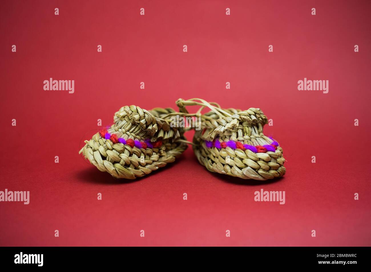 Chaussons en paille tricotés Banque D'Images
