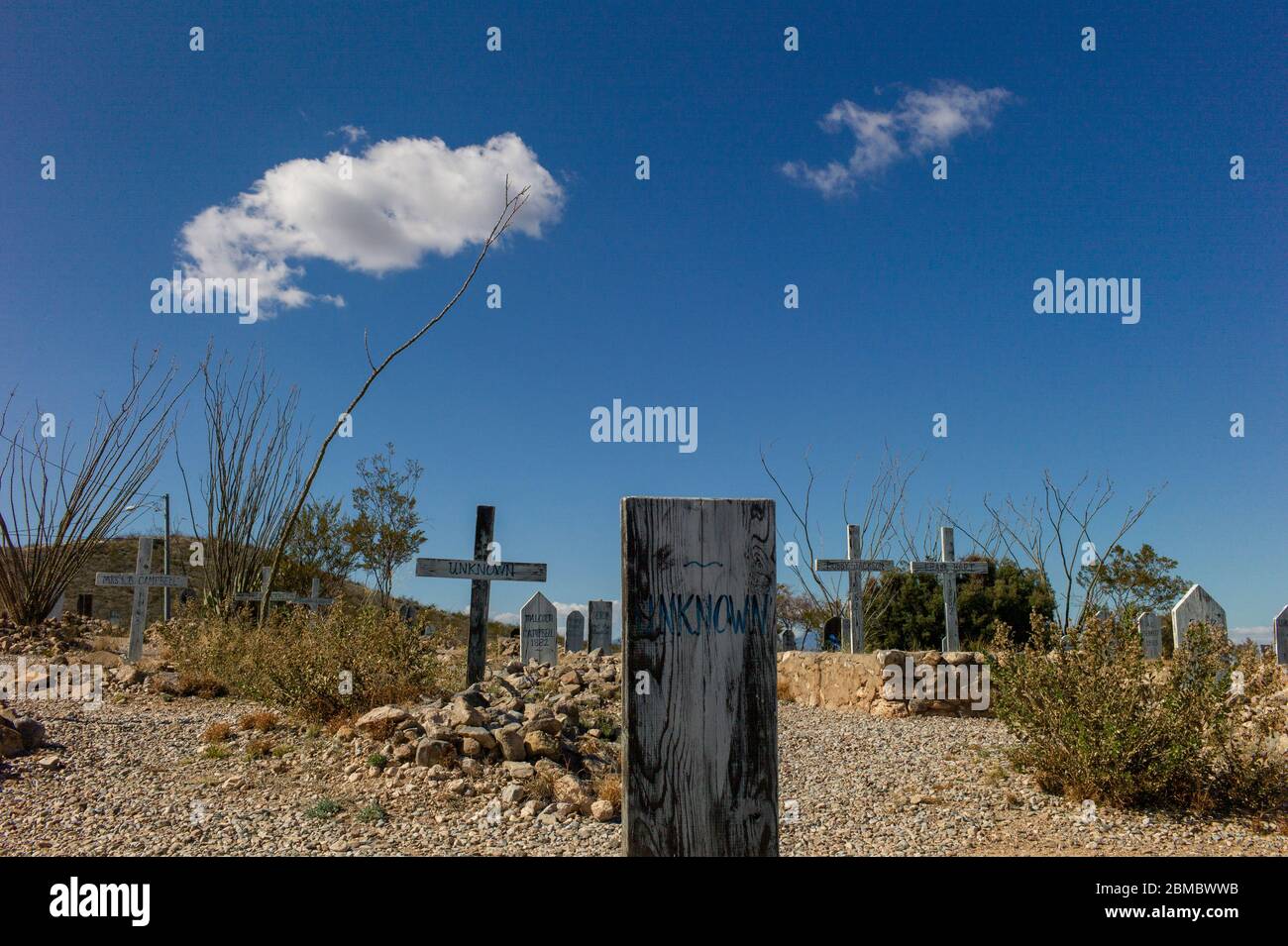 Vieux tombes inconnues dans le cimetière de colline de bottes bleu ciel et cloud au-dessus Banque D'Images
