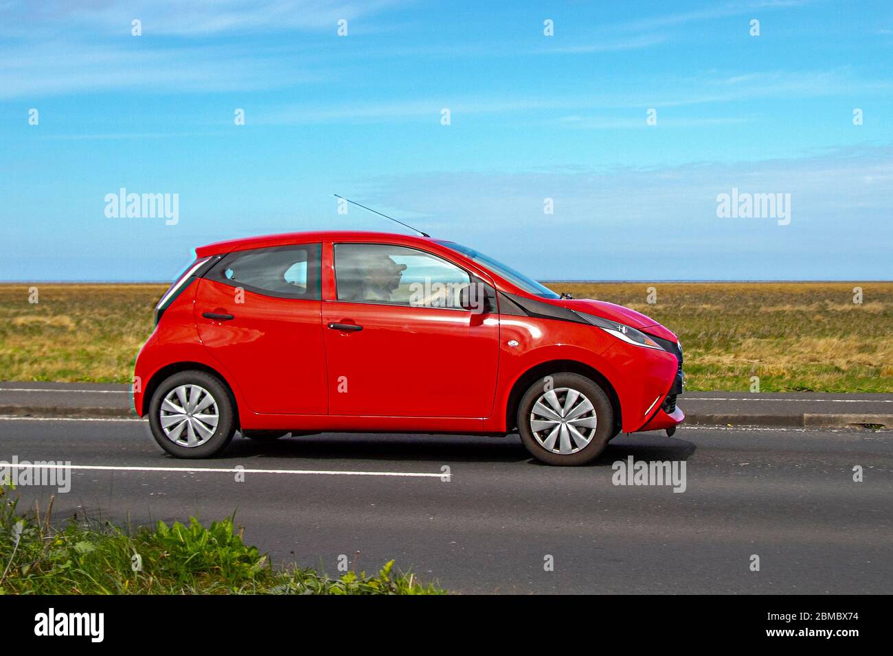 2016 rouge Toyota Aygo X VVT-I; véhicules mobiles de circulation automobile, conduite de véhicules sur les routes britanniques, moteurs, conduite sur la route côtière à Southport, Royaume-Uni Banque D'Images