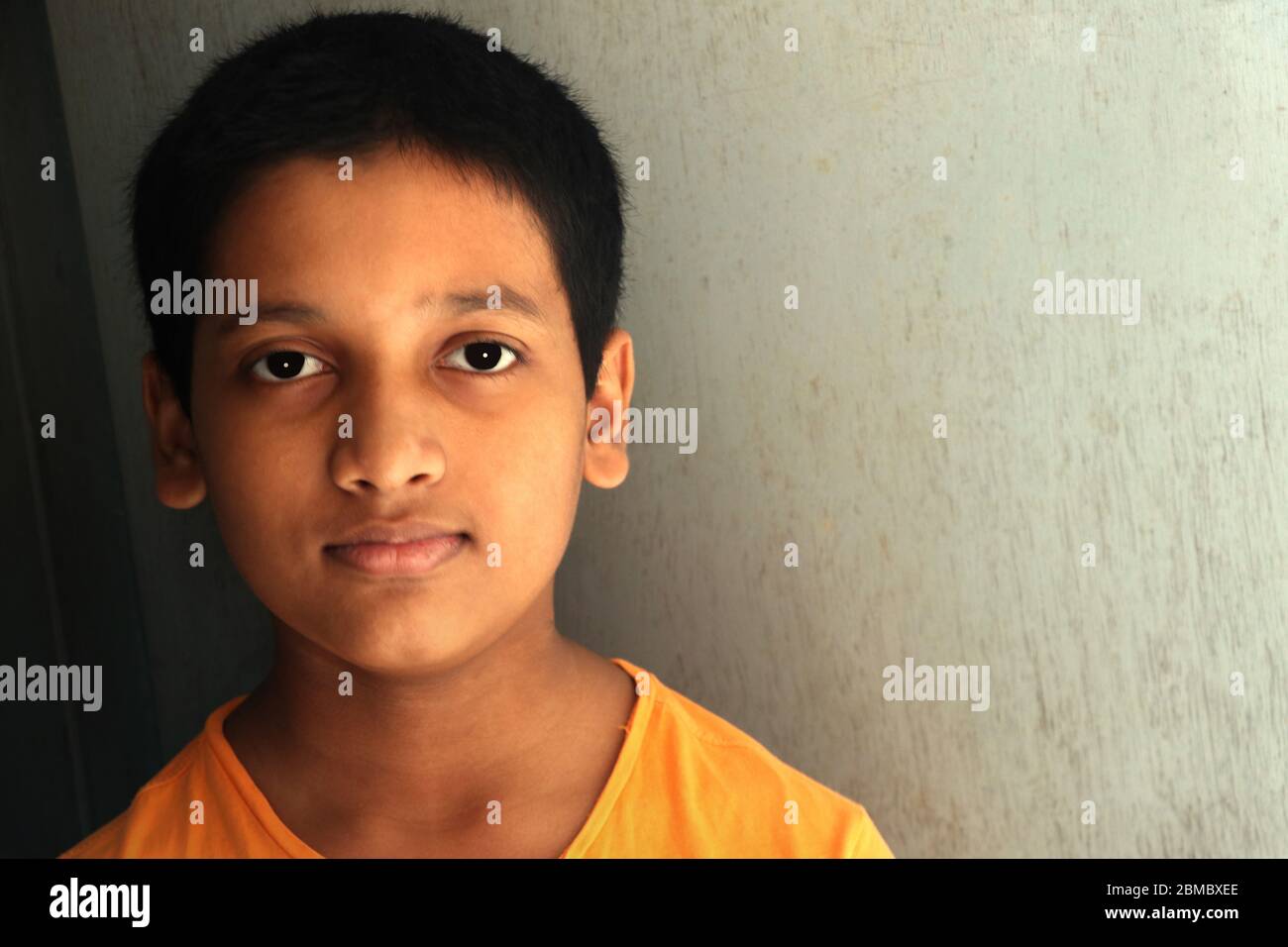 Un garçon d'école intelligente qui passe du temps à la maison pendant une situation de pandémie de corona, distance sociale pendant la quarantaine Covid-19, auto-isolement à Dhaka Banque D'Images